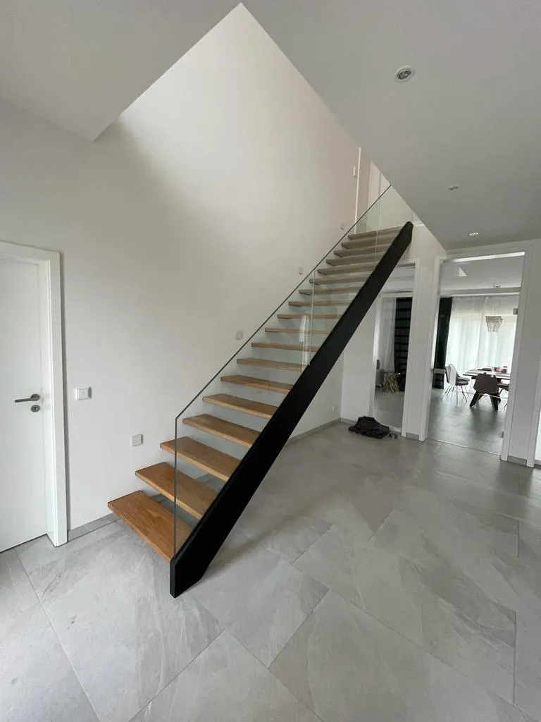 Kragarmtreppe nach Maß aus Holz, schwebende Eleganz für Ihr Zuhause