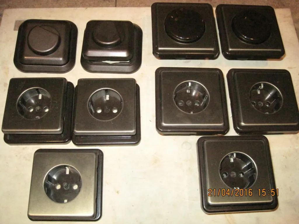 6 Steckdosen und 2 Dimmer, Fa. KOPP, Front messingfarben