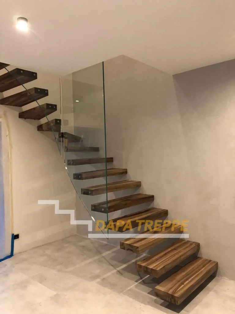 Holztreppen / Treppen / Innentreppen mit Glasgeländer aus Polen