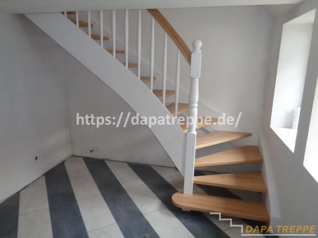 Maßgefertigte Holztreppen gerade & gewendelte Treppen | Direkt vom Hersteller