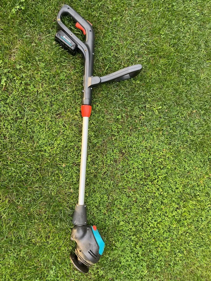 Gardena Rasentrimmer easy Cut KOMPLETTSET! 23 18 mit Akku, Ladegerät und Packung mit 20 Ersatzmessern. Nur einige wenige Male benutzt. Alles zusammen hat neu insgesamt 170 gekostet. Ich gebe das sofort einsatzfähig Komplettset zu 75 € ab