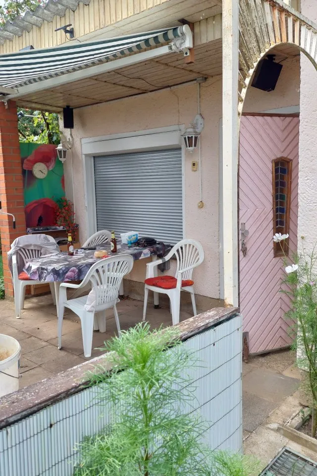 Garten mit massiver Laube und Treibhaus